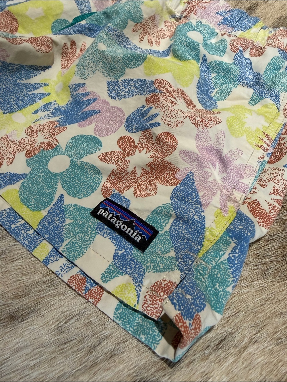 Patagonia Barely Baggies Shorts Floral Print Size S 2.5” Inseam - Picture 3 of 8